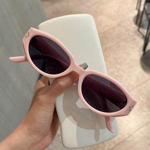 Gafas de sol Qianai Cat Eye para mujer, montura negra de PC, protección UV400, tipo 3, diseño irregular C5-6311 - Product Image 3