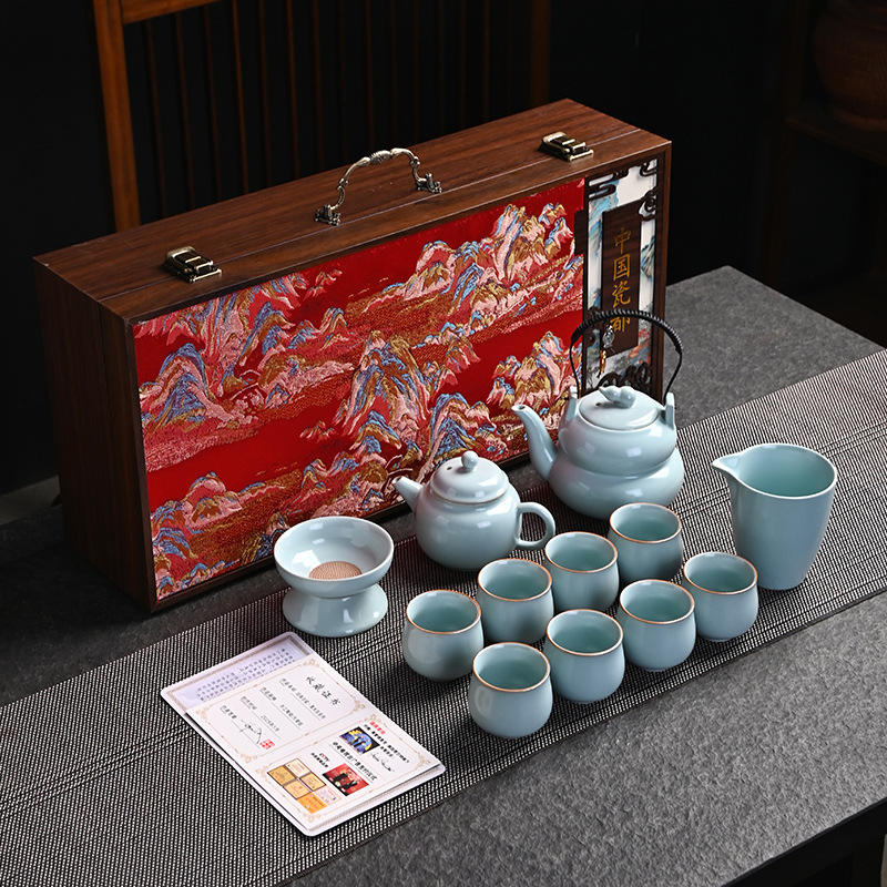 13 pièces de porcelaine Ru [boîte brodée, certificat inclus]