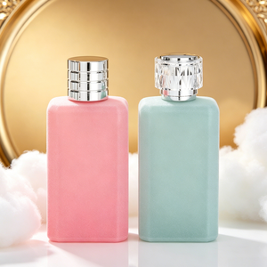 Flacon de parfum de luxe rose 100 ml en verre floqué carré avec pulvérisateur à bouchon serti et capuchons dorés ornés - Product Image 4
