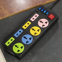 Regleta de enchufes universal multitipo con interruptor principal, protección contra sobrecarga y cable de extensión.