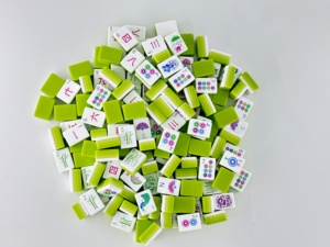 Set Mahjong Verde Completo per Serata di Gioco con 160 Tessere Acriliche a Triplo Strato, Spingitessere e Custodia da Viaggio - Product Image 3