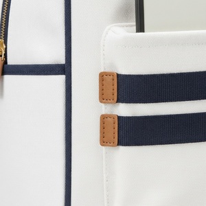 Sac à dos de pickleball Heritage en toile avec sangles extérieures pour raquettes, en coton et polyester, logo personnalisé, vente en gros, sac à dos pour raquettes de tennis et de padel - Product Image 2