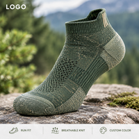 Chaussettes de course vert olive respirantes avec maille ventilée, gestion de l'humidité, maintien du talon, bout plat et coussinets ciblés