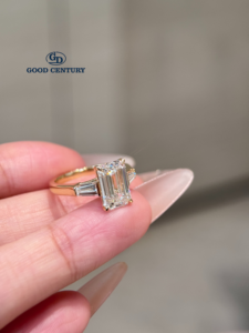 <span class=keywords><strong>Bague</strong></span> <span class=keywords><strong>de</strong></span> fiançailles Good Century en or 18 carats avec trois diamants <span class=keywords><strong>de</strong></span> laboratoire taille émeraude, alliance <span class=keywords><strong>de</strong></span> mariage, bijoux fins, cadeau <span class=keywords><strong>de</strong></span> luxe - Product Image 6