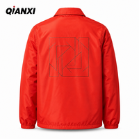 Blouson Coach Rouge Homme en Gros, Col Rabattu, Boutons Pression, Imprimé Géométrique au Dos, Coupe-Vent Décontracté, Vêtement d'Extérieur Streetwear