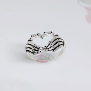 Bague squelette Love Hand pour femme, design gothique cœur et os, style vintage européen, bijoux tendance transfrontaliers - Product Image 6