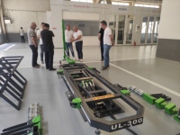 Machine de débosselage de carrosserie automobile Uniliner UL-300 CE avec plaque en manganèse, plage de travail à 360° et système de mesure 2D