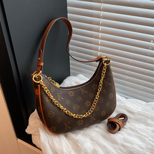 Bolso de Media Luna de Piel Sintética de Lujo, Nuevo Modelo 2026, con Cadena de Alta Calidad, Estampado, Versátil, de Mano, Bandolera, Impermeable - Product Image 3