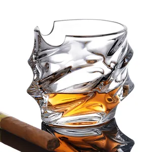 Campione gratuito bicchieri da vino di lusso di forma irregolare bicchiere da sigaro di Whisky di cristallo moderno per bere Whisky irlandese Bourbon