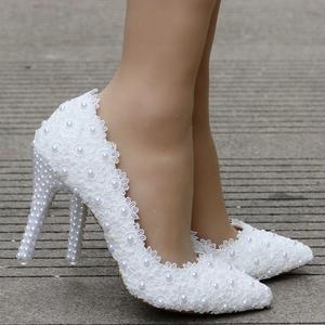 Elegantes Zapatos de Tacón Alto Blancos para Novia y Damas de Honor 2024, Zapatos de Boda con Encaje y Perlas de 9 cm, Tacones Finos Puntiagudos para Bodas de Verano - Product Image 1