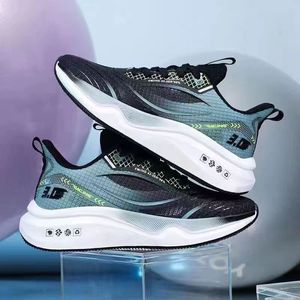 รองเท้าผู้ชาย รุ่นใหม่ รองเท้าวิ่งตาข่ายน้ำหนักเบาพิเศษ รองเท้ากีฬา ระบายอากาศได้ดี พื้นรองเท้ากันกระแทก รองเท้าวิ่งน้ำหนักเบา - Product Image 5