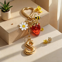 Porte-clés pendentif populaire en forme de lettre fraise, avec motifs fruit, abeille, fleur, et lettre fraise, créatif, petit pendentif
