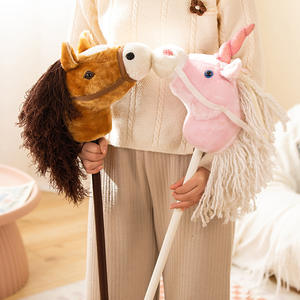 Cheval à bascule classique en peluche sur bâton - Jouet d'imitation à monter avec tête de cheval réaliste, pour les jeux imaginatifs en plein air des enfants - Product Image 1