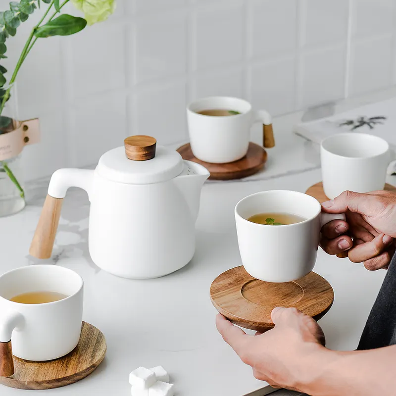 Mat siyah kupalar ahşap saplı seramik çay bardakları ahşap tabak kahve fincanı hediye seti seramik çay takımları