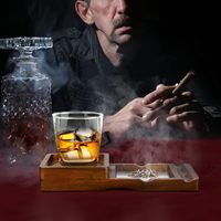 Cendrier en bois massif avec tiroir et plateau à whisky, comprenant un coupe-cigares et des accessoires