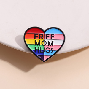 Promotion pour la fête des mères Creative Anglais Lettres Festival Broche Arc-En-Ciel Gratuit <span class=keywords><strong>Maman</strong></span> Câlins Coeur Forme Émail Revers Métal Artisanat - Product Image 3