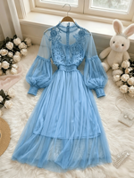 Robe de soirée et de cérémonie bleu poussière grande taille en dentelle et tulle, longueur midi, col montant, manches lanternes, coupe trapèze