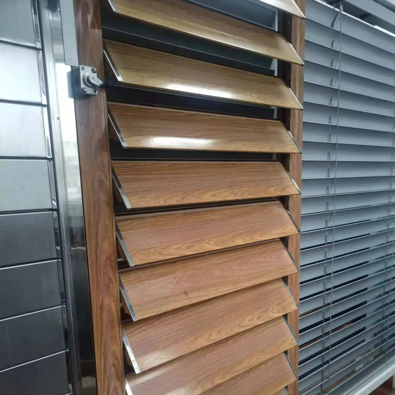 Electric Wooden Color Aluminum Louver Price Outdoor Louvers Aluminum Frame Window Louvered Shutters Sun Shade
