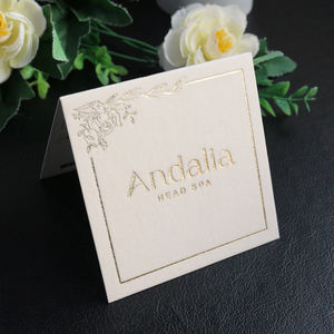 Tarjeta de visita de lujo personalizada con estampado en caliente Logotipo de lámina dorada código QR sobre pequeño soporte plegable de terciopelo marfil beige - Product Image 4