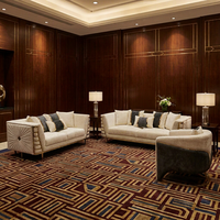 Weiße Salon-Couch Gepolstertes Samt-Sofa mit Goldenem Edelstahl-Dekor für Villa Wohnzimmer Gästehaus-Möbel