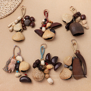 Pendentif coquille de fruit de guérison, sonnette à grincement en graines naturelles faites à la main, charme porte-bonheur en forme de gousse de fruit, artisanat du Yunnan, cadeau, ornement - Product Image 1