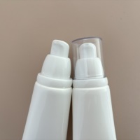 Applicateur en silicone blanc personnalisé rouge à lèvres brillant 15ml 20ml nouveau style de tube à presser en plastique pour les soins de la peau brillant à lèvres cosmétiques