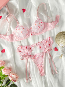 Ensemble de lingerie sexy en dentelle respirante et confortable pour femme, ensemble trois pièces en maille, vente en gros - Product Image 3