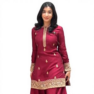 Ensemble haut en crêpe de soie, sharara et dupatta, richement brodé et orné de sequins, style Bollywood, pour soirée. - Product Image 1