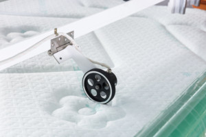 China Computadora automática CNC Colchón de una sola cabeza Tela Bedcover Costura Quiling Máquina acolchadora de una sola aguja Precio - Product Image 6