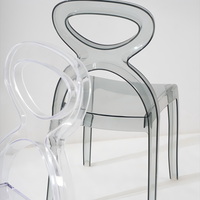 Chaises en acrylique transparentes empilables modernes à dossier, très demandées pour hôtels, cafés, salons de thé, mariages en extérieur