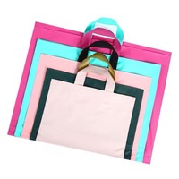 Vente en gros de sacs de transport en plastique PE thermoscellés à long manche impression offset pour emballage de vêtement étanche avec logo