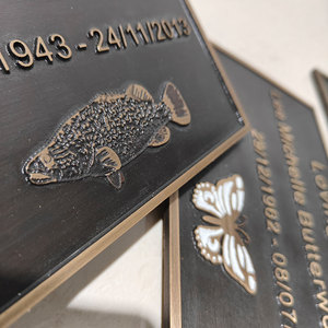 لوحة تذكارية مخصصة للجثث مع صورة مخصصة ونقش بارز ثلاثي الأبعاد من النحاس للمقابر - Product Image 1