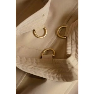 Gabardina de Mujer de Longitud Media con Doble Abotonadura, Chaqueta Burberry Negra con Cinturón y Epaulettes - Product Image 4