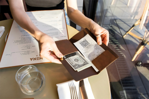 حافظة فواتير فاخرة قابلة للطي مع شعار مخصص مطبوع بالختم الساخن، حامل بطاقات وفواتير للمطاعم والحانات - Product Image 4