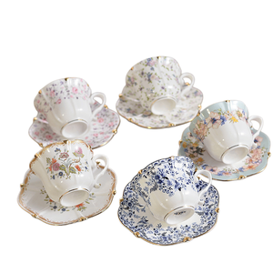 Set Vintage di Tazza e Piattino in Porcellana con Decorazioni Floreali e Bordo Dorato, Tazza <span class=keywords><strong>da</strong></span> Tè in Ceramica <span class=keywords><strong>Rosa</strong></span> per Tè del Pomeriggio e Arredamento Casa - Product Image 1