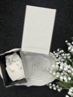 Boîte à bijoux personnalisée avec motif orchidée en relief et emballage style carillon pour le rangement et la présentation de cadeaux en boutique