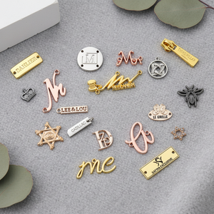 Placa o Dije de Metal <span class=keywords><strong>Pequeño</strong></span> Personalizado con Letras del Alfabeto para Mini Bolso, Etiqueta con Logo Grabado a Láser - Product Image 1