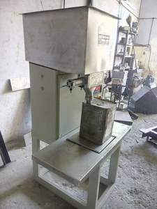 Système de remplissage semi-automatique de fûts de 35L et 50L à haute productivité avec pesage de liquides pour l'emballage d'huiles, d'eau et de produits chimiques - Product Image 2