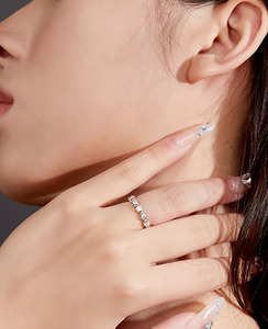 Anillo de Eternidad de Plata 925 con Moissanita para Mujer, Corte Brillante Redondo, Engaste de Bisel, Anillo de Boda Clásico Geométrico - Product Image 2