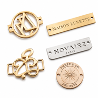 Plaque métallique en émail dur avec logo, étiquette métallique pour parfum, chaussures, sac à main, étiquette métallique en époxy, placage de qualité supérieure, fourniture d'usine, approvisionnement B2B