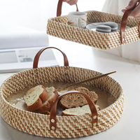 Plateaux décoratifs tissés OEM pour table basse, paniers de rangement naturels en rotin, plateaux de service ronds avec poignées