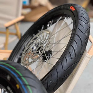 ชุดล้อซูเปอร์โมโต Surron Light Bee X ขนาด <span class=keywords><strong>17</strong></span> นิ้ว สีเงิน <span class=keywords><strong>ขอบ</strong></span>ล้ออัลลอยด์ CNC อโนไดซ์ ขนาด <span class=keywords><strong>1.60</strong></span> 2.15 พร้อมยาง LBX Street Slick สำหรับเพิ่มประสิทธิภาพการขับขี่ - Product Image 3