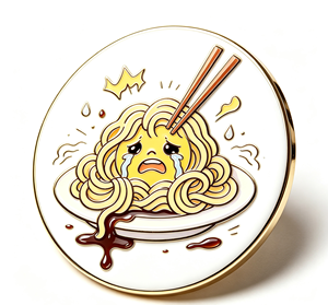Pin de solapa redondo de aleación esmaltado con diseño de comida de anime y fideos, estilo caricatura, para regalo y decoración de bolsos - Product Image 1