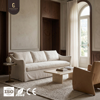 Canapé en tissu sur mesure de luxe style Old Money avec coussins de dossier moelleux, pieds en chêne et un look élégant pour projet de salon de villa design