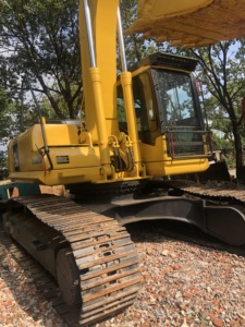 Excavatrice d'occasion Komatsu PC300-7 PC400-7 avec une masse opérationnelle de 30 tonnes. Composants principaux : moteur, boîte de vitesses, pompe à engrenages. - Product Image 2