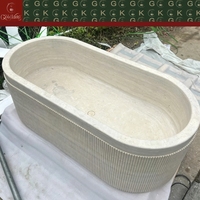 Baignoire autoportante ovale en travertin beige clair GOLDKING, rainures verticales cannelées, personnalisable OEM