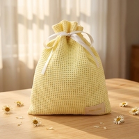 Sac à cordon en coton gaufré jaune clair, pochette anti-poussière douce réutilisable pour bijoux, chaussures, cosmétiques, emballage cadeau OEM ODM