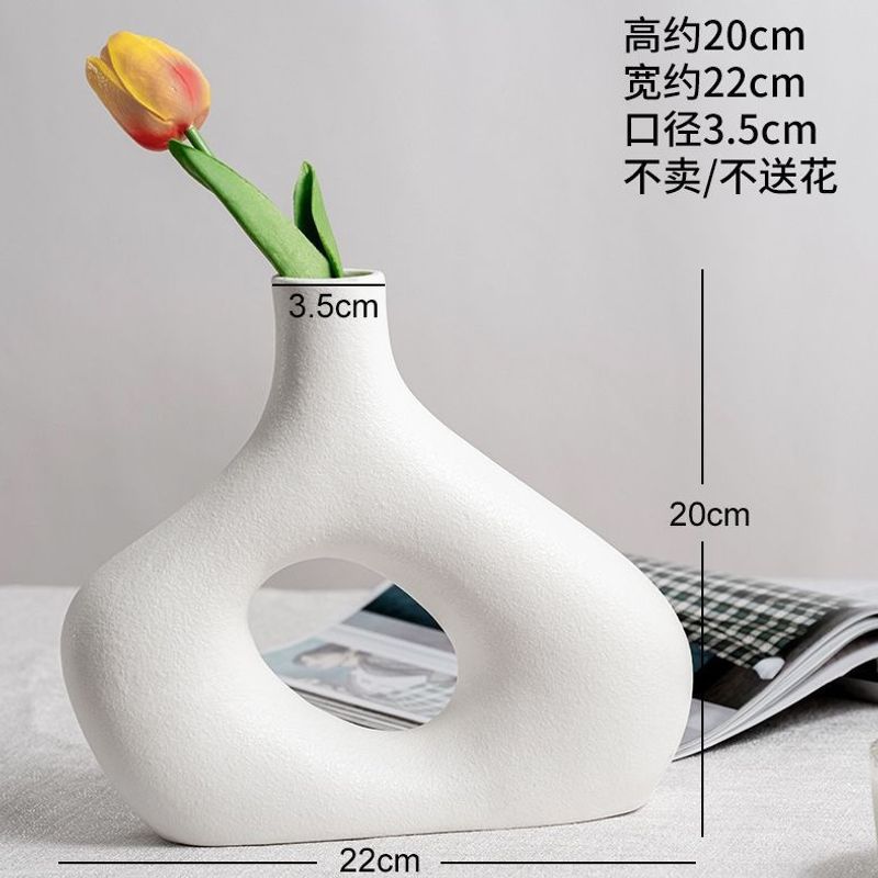 Vase non façonné et non émaillé, 20 cm de hauteur.