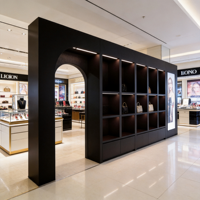 Étagère de présentation de luxe en noyer foncé et métal noir, îlot de vente au détail, aménagement moderne pour sacs à main et chaussures