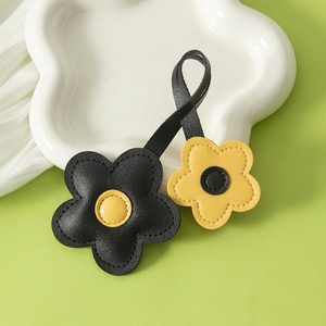 Llavero de coche con colgante de girasol de cuero PU, llavero de flor de cinco pétalos de dibujos animados, colgante de moda en contraste para bolso, accesorio para coche - Product Image 2